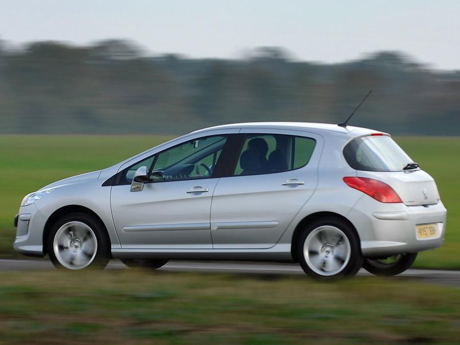  Peugeot 308 5-Door 2008 года  (UK) (фото 6 из 14)